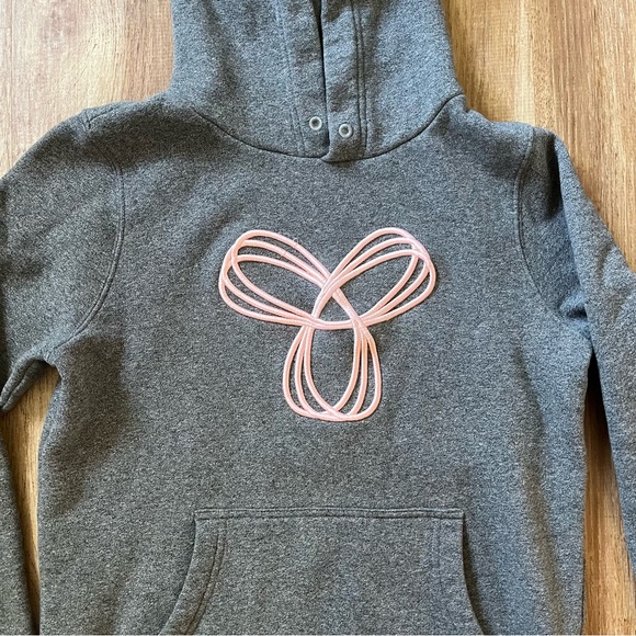 TNA Aritzia Grey Pink Embroidered‎ Logo Pullover Hoodie Women's Size Medium - Picture 2 of 7